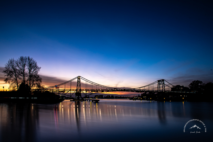 blaue Stunde an dr Kaiser-Wilhelm-Brücke